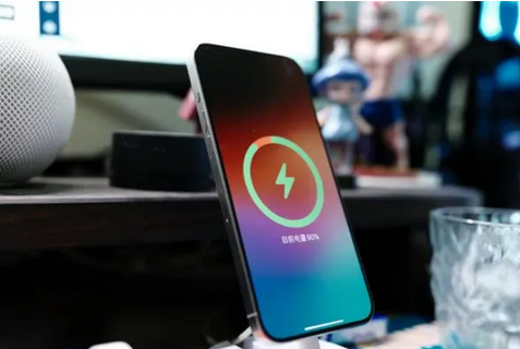 白马井镇苹果15换屏服务分享用什么充电器给iPhone15充电更好 